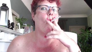 Rijpe Vrouw Met Grote Stoute Rode Lippen Speelt Met Dildo En Rookt - 2 image