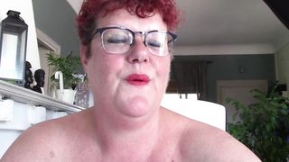 Rijpe Vrouw Met Grote Stoute Rode Lippen Speelt Met Dildo En Rookt