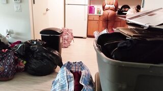 bbw gives the moving man a nice tip - 3 image