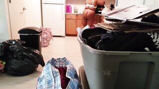 bbw gives the moving man a nice tip - 4 image