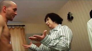 Vieille chiennasse a gros nibards - 4 image