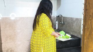 Neighbors fuck new Married wife while cutting vegetables in kitchen - Jabardast Chudai