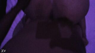 Me vengo entre sus enormes nalgas