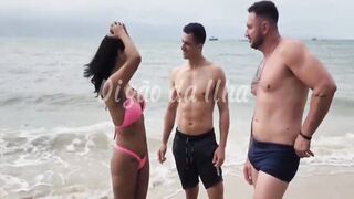 Gostosa fudendo com dois na praia - 2 image