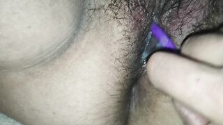 my hairy pussy receives its interactive toy, let's play guys, do you want to have control of it? write me