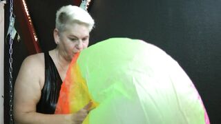 Anna and the water ball - 13 image