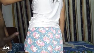 Me gusta morbosear a mi hermanastra mientras prepara alista su cama - Historia completa