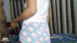 Me gusta morbosear a mi hermanastra mientras prepara alista su cama - Parte 1