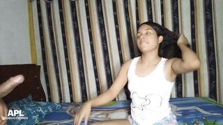 Me gusta morbosear a mi hermanastra mientras prepara alista su cama - Parte 1