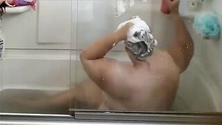 Fat Christine K. rubs one off with a hair brush in the bath tub