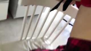 Coolegiala hijastra es follada por su Padrastro que no aguanto la tentacion al verla llegar a casa