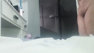 BIG ASS WOMAN UNDRESSES IN FRONT OF HER LOVER