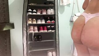 I SEE MY STEPMOTH'S ASS AND VAGINA IN THE MIRROR