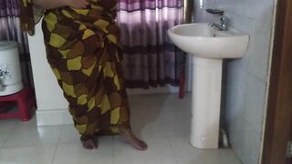 Jab Tamil Sexy Mosi bistar ke neche phans jate hai tab uska sautela beta bade gand ko chodata hai - 12 image