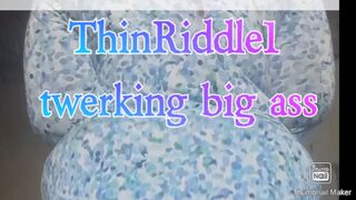 Twerking ass and finger fucking - 1 image