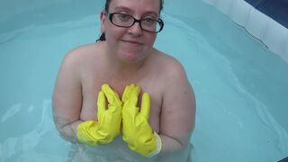 Naked rubber gloves fetish in the hot tub - 1 image