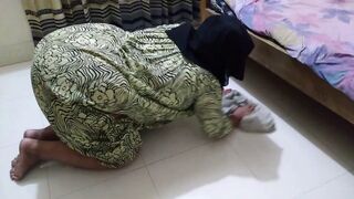 Big Butt Egypt Hot Maid Stuck Under Bed While Cleanig Room, Then Arab Sheikh help her out from under bed by Fucked Anal - 1 image