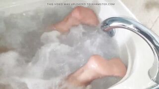 big juicy booty in the bathtub