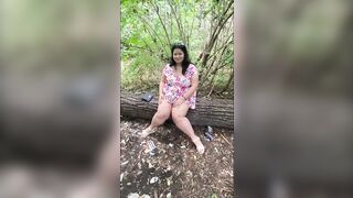 Pussy shown and masturbates under the dress in the park