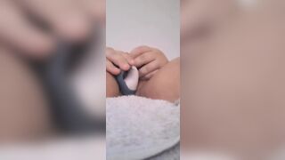 BBW. Moaning loudly, masturbating and cumming. - 1 image