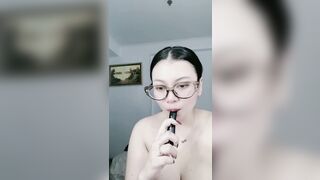 Wanita Cantik Berkacamata Mencari Kenikmatan