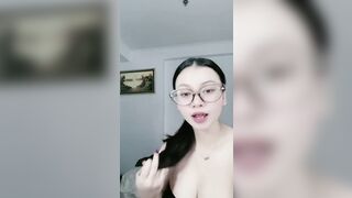 Wanita Cantik Berkacamata Mencari Kenikmatan