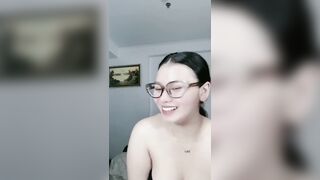 Wanita Cantik Berkacamata Mencari Kenikmatan