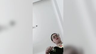 Wanita Cantik Berkacamata Mencari Kenikmatan