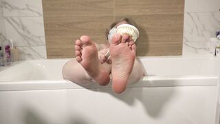Do you want to wash my feet? Foot fetish from a mature milf in the bath.