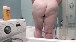 Watch curvy MILF shave her legs and get off on a bathroom camera