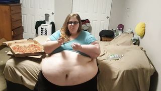 Ssbbw eating pizza - 4 image
